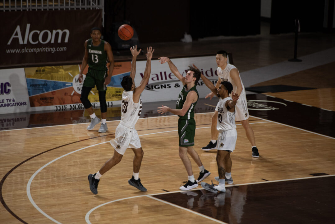 Lehigh men’s basketball drops first game in weekend series to Loyola